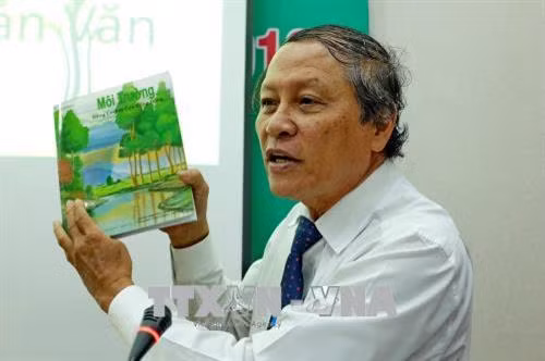 Mục sư Trần Thanh Truyện, Hội trưởng Giáo hội Cơ đốc Phục lâm Việt Nam, báo cáo một số hoạt động về tôn giáo tham gia bảo vệ môi trường và ứng phó với biến đổi khí hậu, tại hội nghị. Ảnh: Thế Anh-TTXVN