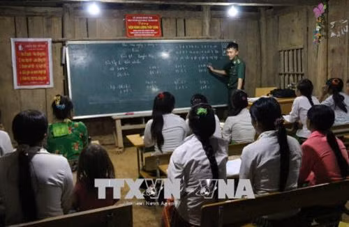 Lớp học xóa mù chữ ở bản Co Muông, xã Mường Lạn, huyện Sốp Cộp (Sơn La) Ảnh: Nguyễn Hồng Cường - TTXVN .