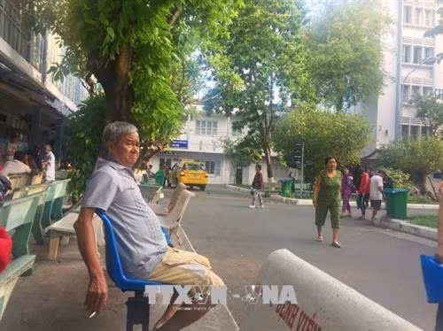 Vô tư nhả khói trong khuôn viên bệnh viện. Ảnh: Đinh Hằng – TTXVN