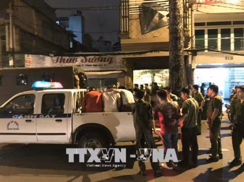 Nhiều khách, tiếp viên nhà hàng bị Công an đưa về trụ sở làm việc Ảnh: Thành Chung - TTXVN