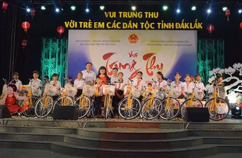 Trao tặng xe đạp cho học sinh nghèo vượt khó học giỏi. Ảnh: Hoài Thu – TTXVN.