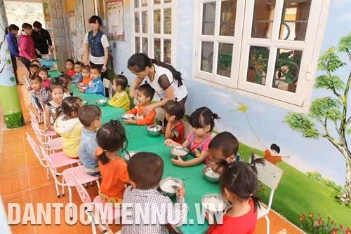 Bữa ăn của học sinh Trường mầm non xã Ta Gia, huyện Than Uyên. Ảnh: Minh Anh Những năm gần đây, chất lượng giáo dục ở các xã biên giới, vùng sâu, vùng xa trên địa bàn tỉnh Lai Châu đã có nhiều chuyển biến tích cực. Ảnh: Minh Anh Từ nhiều nguồn hỗ trợ khác nhau, học sinh ở điểm trường San Cha, trường Vừ A Dính, xã Dào San, huyện Phong Thổ giờ đây đã được học trong những ngôi trường khang trang hơn trước rất nhiều. Ảnh: Minh Anh
