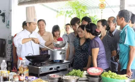 Những ngày nông nhàn, bà con nhà vườn ở xã Trung An cùng đi học thêm các nghiệp vụ như nghiệp vụ nhà hàng, khách sạn.... để làm du lịch vườn. Ảnh: T.Đ