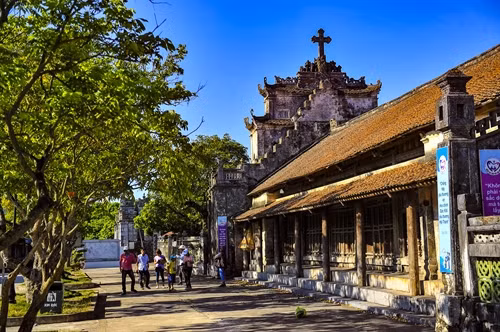 Trải qua hơn thế kỷ tồn tại, nhà thờ đá Phát Diệm vẫn còn nguyên những kiến trúc độc đáo mà hiếm nơi đâu có được, trở thành một địa điểm thu hút khách thập phương đến tham quan.