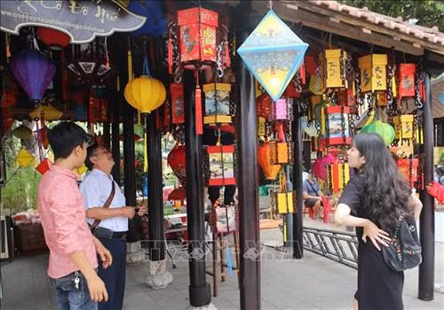 Không gian trưng bày, giới thiệu sản phẩm lồng đèn của Thừa Thiên-Huế. Ảnh: Hồ Cầu-TTXVN