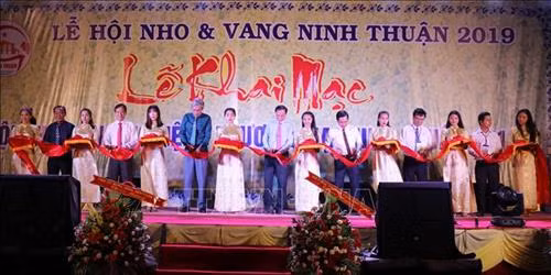 Các đại biểu cắt băng khai mạc Hội chợ công nghiệp - thương mại Ninh Thuận năm 2019. Ảnh: Nguyễn Thành - TTXVN