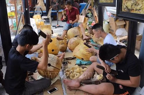 Không gian trưng bày, giới thiệu sản phẩm làng nghề làm mõ của Thừa Thiên-Huế. Ảnh: Hồ Cầu-TTXVN