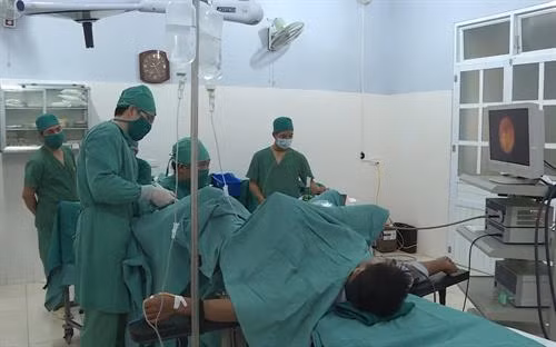 Các y, bác sỹ Bệnh viện đa khoa Mộc Châu (Sơn La) mổ nội soi cho bệnh nhân. Ảnh: TTXVN