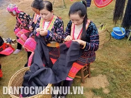 Đồng bào dân tộc Mông giới thiệu nghề làm trang phục truyền thống. Ảnh: Hoàng Hải