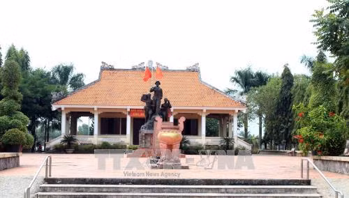 Khu di tích Dân công hỏa tuyến Vĩnh Lộc Mậu Thân 1968 (xã Vĩnh Lộc A, huyện Bình Chánh, Thành phố Hồ Chí Minh), nơi ghi dấu mốc son chói lọi của lực lượng Dân công hỏa tuyến Vĩnh Lộc trong đợt Tổng tiến công và nổi dậy Xuân Mậu Thân 1968. Đây là nơi 32 dân công đã ngã xuống sau trận càn của địch đêm 15/6/1968. Ảnh: Xuân Khu – TTXVN