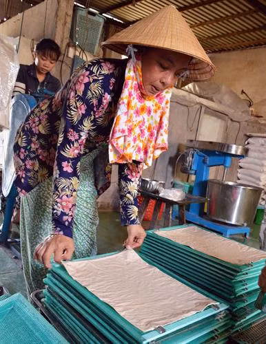 Sản xuất phồng tôm tại xã Hàng Vịnh, huyện Năm Căn (Cà Mau). Ảnh: Huỳnh Thế Anh - TTXVN