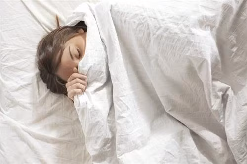 7 tác hại nghiêm trọng từ thói quen trùm chăn kín đầu khi ngủ ảnh 1