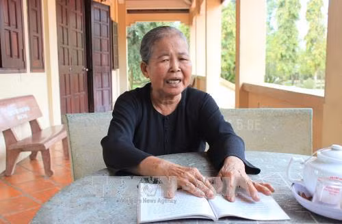 Bà Phạm Thị Ôi kể về trận càn kinh hoàng của địch năm xưa, cướp đi mạng sống của 32 dân công Vĩnh Lộc tại Khu di tích Dân công hỏa tuyến Vĩnh Lộc Mậu Thân 1968 (xã Vĩnh Lộc A, huyện Bình Chánh, Thành phố Hồ Chí Minh), nơi ghi dấu mốc son chói lọi của lực lượng Dân công hỏa tuyến Vĩnh Lộc trong đợt Tổng tiến công và nổi dậy Xuân Mậu Thân 1968. Ảnh: Xuân Khu – TTXVN