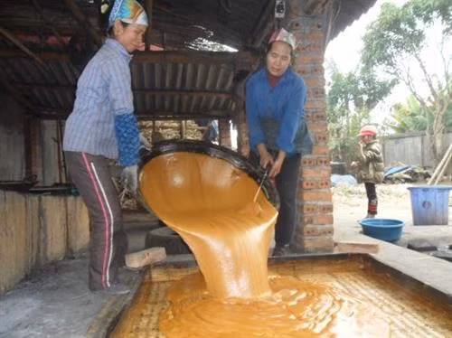 Nước mía sau khi ép được đổ vào chảo lớn để nấu Nước mía được nấu cho đến khi thành đường Đổ đường từ chảo vào khuôn. Sau khi đổ xuống khuôn, người làm đường phên phải quét đi, quét lại để bề mặt đường trong khuôn được phẳng. Thành phẩm đường phên