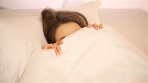 7 tác hại nghiêm trọng từ thói quen trùm chăn kín đầu khi ngủ ảnh 2