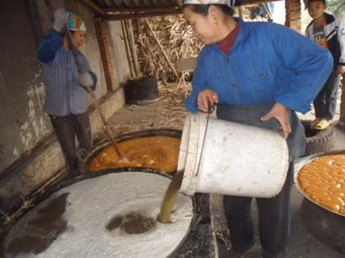 Nước mía sau khi ép được đổ vào chảo lớn để nấu Nước mía được nấu cho đến khi thành đường Đổ đường từ chảo vào khuôn. Sau khi đổ xuống khuôn, người làm đường phên phải quét đi, quét lại để bề mặt đường trong khuôn được phẳng. Thành phẩm đường phên