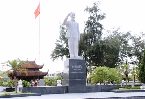 Cô Tô là nơi duy nhất của Việt Nam được Bác Hồ cho phép dựng tượng Người lúc sinh thời. Khu tượng đài này đã được xếp hạng di tích cấp Quốc gia năm 1990.