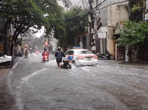 Phố Tô Vĩnh Diện, Quận Thanh Xuân bị ngập sâu do mưa lớn chiều 19/8. Ảnh: TTXVN