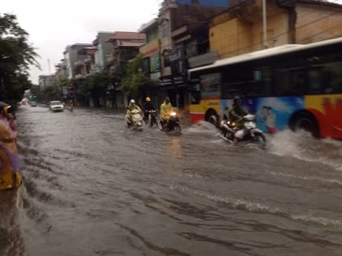 Phố Minh Khai bị ngập nặng do mưa lớn chiều 19/8. Ảnh: TTXVN