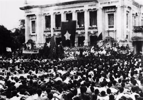 Ngày 19/8/1945, hàng chục vạn người dân ở Hà Nội và các tỉnh lân cận theo các ngả đường kéo về quảng trường Nhà hát lớn Hà Nội dự cuộc mít tinh lớn chưa từng có của quần chúng cách mạng, hưởng ứng cuộc Tổng khởi nghĩa giành chính quyền. Ảnh: Tư liệu TTXVN