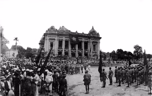 Ngày 19/8/1945, hàng chục vạn người dân ở Hà Nội và các tỉnh lân cận theo các ngả đường kéo về quảng trường Nhà hát lớn Hà Nội dự cuộc mít tinh lớn chưa từng có của quần chúng cách mạng, hưởng ứng cuộc Tổng khởi nghĩa giành chính quyền. Ảnh: Tư liệu TTXVN