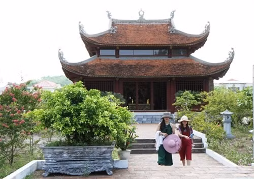 Nhà tưởng niệm dâng hương Bác Hồ trong Khu tượng đài Bác