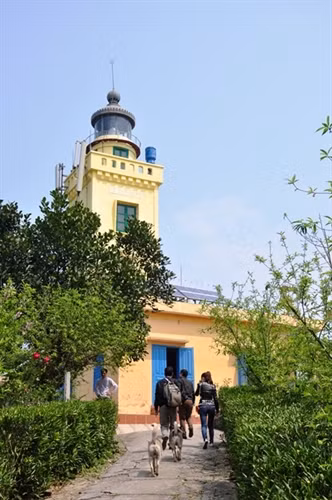 Ngọn hải đăng trên đảo - điểm tham quan không thể bỏ qua bởi đây là một trong những ngọn hải đăng có tầm nhìn đẹp nhất.