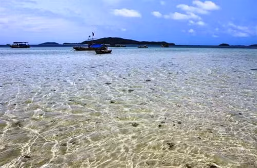Nước biển Cô Tô trong suốt với những bãi cát vàng trải mịn
