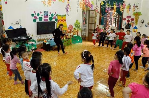 Giờ học múa của trẻ lớp mẫu giáo 5 tuổi, trường Mầm non Phan Thiết- thành phố Tuyên Quang. Ảnh: Qúy Trung- TTXVN