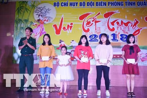 Bộ đội biên phòng Quảng Bình trao quà cho các em thiếu nhi dịp Tết Trung thu. Ảnh: Võ Dung - TTXVN
