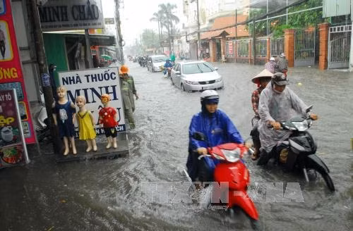 Mưa ngập đường Phan Huy Ích (thuộc quận Tân Bình và Gò Vấp) khiến giao thông ngặp nhiều khó khăn, hàng trăm phương tiện bị chết máy. Ảnh: Mạnh Linh-TTXVN