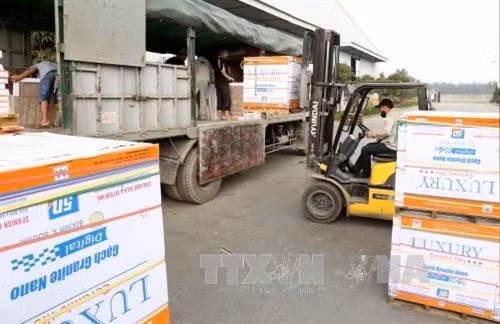 Khách hàng mua sản phẩm tại nhà máy của Công ty cổ phần CMC. Ảnh: Trung Kiên - TTXVN
