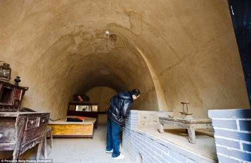 Du khách tới tham quan những căn nhà cổ xưa. Có những nhà tồn tại suốt 200 năm, là nơi ở của 6 thế hệ