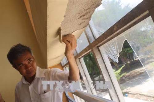Kính cửa nứt vỡ, các mảng sơn, vữa bong tróc gây nguy hiểm cho người dạy và học. Ảnh: Lê Xuân-TTXVN