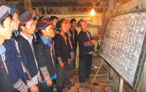 Các lớp học chữ Nôm - Dao chủ yếu được mở tại các bản làng, chưa được đưa vào trường học.