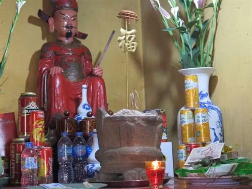 Bát hương bằng đá, một trong những hiện vật cổ ở chùa. Ảnh: Mạnh Minh - TTXVN
