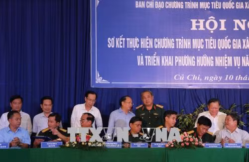 Các đơn vị lực lượng vũ trang thuộc Bộ Tư lệnh Thành phố Hồ Chí Minh ký kết hỗ trợ xây dựng nông thôn mới với các xã của huyện Củ Chi. Ảnh: Xuân Dự - TTXVN