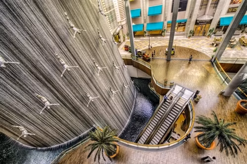Metalmorphosis là đài phun nước được David Cerny, nhà điêu khắc Czech tạo nên, đặt tại Công viên Công nghệ Whitehall ở Charlotte, North Carolina, Mỹ. Tác phẩm điêu khắc này nặng 14 tấn, được làm từ các lớp thép không rỉ lớn xoay 360 độ. Ảnh: Rick_28105. David Barber và Bill Burgess đã thiết kế đài phun nước Julie Penrose, đặt ở công viên Beautiful, Colorado, Mỹ vào năm 2007. Hình dáng của đài phun nước tượng trưng cho sự tuần hoàn của nước giữa bầu khí quyển và trái đất. Ảnh: Soothingwalls.com. Nằm ở Playa de la Malvarrosa, Valencia, Tây Ban Nha, Water Boat Fountain là một tác phẩm nghệ thuật ấn tượng. Nước từ những lỗ nhỏ trên một khung thép chảy xuống tạo thành hình một thuyền giương buồm lướt trên sóng. Đây là một điểm đến thu hút du khách ở Tây Ban Nha. Hiệu ứng từ ánh sáng mặt trời khiến “chiếc thuyền” trở nên đẹp mắt. Ảnh: Vokrugsveta.ru. Đây là đài phun nước Divers nằm ở trung tâm thương mại Dubai Mall ở Các tiểu vương quốc Ả Rập thống nhất. Ảnh: Fansshare.com. Montjuïc là đài phun nước ở Tây Ban Nha. Được 3.000 công nhân xây dựng phục vụ triển lãm quốc tế Barcelona năm 1929. Đây là nơi trình diễn các bản nhạc phim, Opera kết hợp ánh sáng vào cuối mỗi tuần. Ảnh: Pedro Galisteo. Đài phun nước hình dáng một vòi nước này nằm trên đảo Menorca của Tây Ban Nha. Đường ống dẫn nước được che giấu ngay bên trong dòng nước nước, tạo ấn tượng là vòi nước đang nổi trong không trung. Ảnh: Livejournal.com. Đài phun nước Swarovski nằm trong khuôn viên bảo tàng Innsbruck ở Áo. Đài phun nước có hình một đầu người phủ cỏ xanh, do nghệ sĩ người Áo Andre Heller thiết kế. Ảnh: Amazingplacesonearth.com. Đài Thịnh vượng nằm bên ngoài trung tâm mua sắm Suntec City, Singapore, được ghi danh vào sách Kỷ lục thế giới năm 1998 là đài phun nước lớn nhất thế giới, diện tích 1.683 m2 và cao 13 m. Ảnh: Gooodvoyage. Đài phun nước Charybdis ở Anh được nhà điêu khắc nước William Pye tạo ra vào năm 2000. Đài phun nước được bao bọc trong một ống trụ lớn bằng nhựa acrylic trong suốt. Cứ 15 phút, một xoáy nước sẽ được hình thành ở trung tâm của đài phun. Cầu thang hai bên cho phép du khách nhìn thẳng vào dòng nước xoáy. Ảnh: Reynoldspolymer.com. Đài phun nước Dubai (UAE) nằm trên một hồ nước rộng 12 ha, gồm năm vòng tròn có khả năng phun tia nước cao bằng tòa nhà 50 tầng. Đài phun được trang bị 6.600 đèn Led và 25 máy chiếu màu, cho phép các vòi nước hiển thị hình ảnh khác nhau. Các chùm ánh sáng của đài phun nước có thể nhìn thấy từ cách đó vài chục km, khiến nó trở thành điểm sáng nhất trong khu vực Trung Đông. Ảnh: Lillian Rodriguez. Stravinsky là một đài phun nước công cộng với mười sáu tác phẩm điêu khắc, có thể di chuyển và phun nước. Nhà điêu khắc Jean Tinguely và Niki de Saint Phalle đã tạo ra tác phẩm này vào năm 1983. Đài phun nằm ở Paris, Pháp. Ảnh: Fromthegrapevine.com. Moonpoon Banpo của Hàn Quốc được coi là đài phun nước trên cầu dài nhất thế giới, sử dụng 10.000 đèn Led và 380 tia nước chạy dọc theo cả hai cạnh của cây cầu dài 1.404 m. Nước được lấy trực tiếp từ sông Hàn và các đài phun nước bắn lên đến 43 m theo chiều ngang. Chúng cũng có thể được lập trình để di chuyển theo thời gian và âm nhạc. Ảnh: Emlii.com. Đài phun nước Bellagio được đặt ngay trước sòng bạc Las Vegas, với chi phí xây dựng 40 triệu USD, bao gồm 1.200 đầu phun, 8.000 m đường ống và 4.500 đèn chiếu sáng. Tia nước có thể bắn lên đến độ cao của tòa nhà 24 tầng. Mỗi ngày, một nhóm 30 kỹ sư làm công việc bảo trì cho đài phun nước này. Ảnh: Ritani. Đài phun nước hình chữ nhật này nằm bên trong toà nhà South Gate của khu phức hợp Osaka City Station, Nhật Bản. Các tia nước được lập trình, phun nước hiển thị thời gian, các hoa văn nghệ thuật, văn bản. Ảnh: MrJolino01/Youtube.