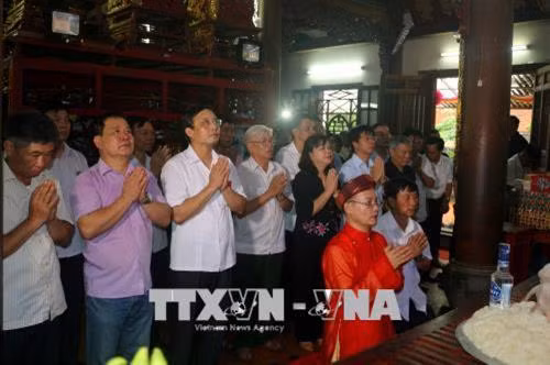 Các đại biểu dâng hương, dâng hoa cầu quốc thái dân an tại Lễ hội đền Lảnh Giang năm 2018. Ảnh: Đại Nghĩa- TTXVN