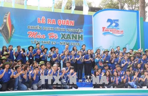 Các thanh niên tình nguyện tại Lễ ra quân Chiến dịch tình nguyện "Mùa hè Xanh" lần thứ 25 - năm 2018. Ảnh: Xuân Dự - TTXVN