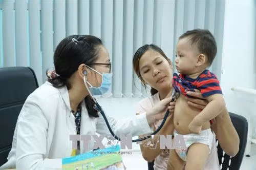 Chăm sóc khám bệnh cho bệnh nhi. Ảnh: Phương Vy-TTXVN