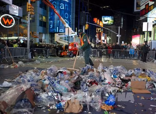 Rác ngập tràn quảng trường Thời đại ở New York, Mỹ. Ảnh: AFP/TTXVN