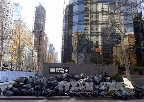 Rác trên đường phố New York, Mỹ. Ảnh: AFP/TTXVN