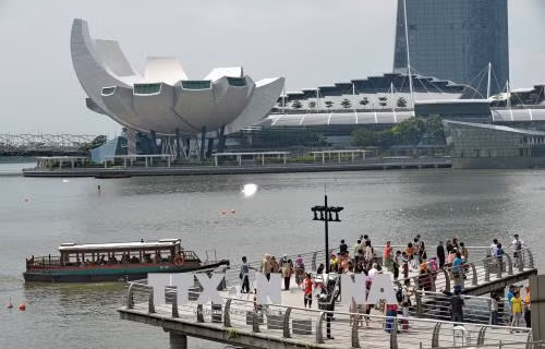 Du khách thăm quan Vịnh Marina ở Singapore. AFP/TTXVN