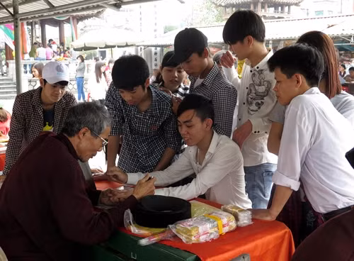 Viết sớ chữ nho, xem tướng số qua vân bàn tay tại Phủ Tiên Hương (thuộc quần thể Di tích lịch sử văn hóa Phủ Dầy) có giá từ 50.000 - 100.000 đồng/người (ảnh chụp sáng 12/4).