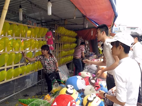 Trò chơi phi tiêu “câu” tiền của khách tại lễ hội Phủ Dầy năm 2016 (ảnh chụp sáng 12/4).