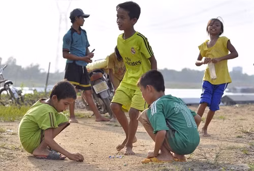 Trẻ em làng bè.