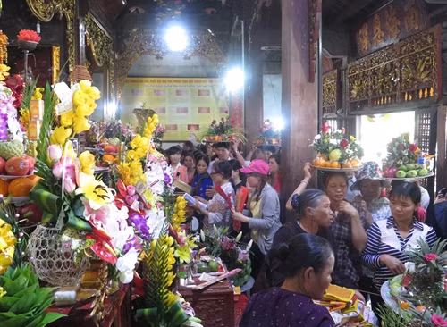 Tiền lẻ dắt đầy trên ban thờ tại Phủ Tiên Hương, thuộc quần thể Di tích lịch sử văn hóa Phủ Dầy.