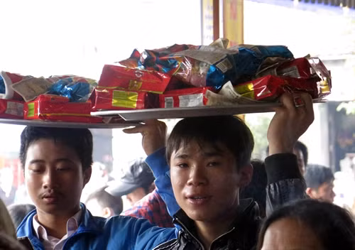 : Du khách đội lễ chen nhau vào Phủ Tiên Hương, thuộc quần thể Di tích lịch sử văn hóa Phủ Dầy.