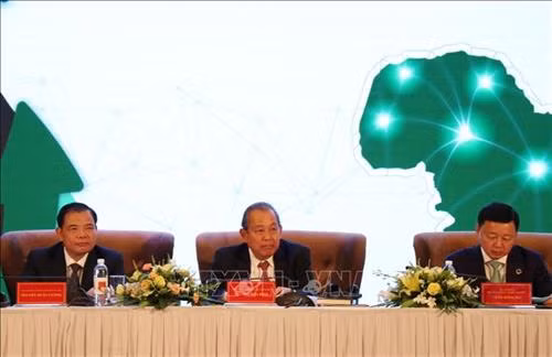Phó Thủ tướng Thường trực Chính phủ Trương Hòa Bình (giữa) và các đại biểu tại hội nghị. Ảnh: TTXVN